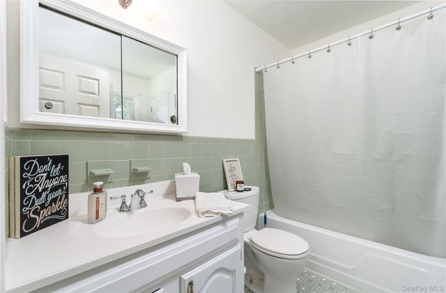 22 W End Avenue, East Quogue, NY 11942