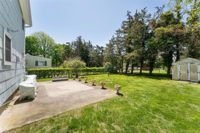 22 W End Avenue, East Quogue, NY 11942