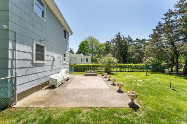 22 W End Avenue, East Quogue, NY 11942