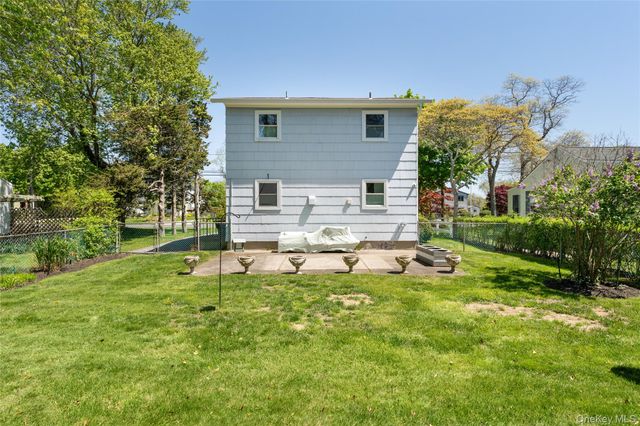 22 W End Avenue, East Quogue, NY 11942