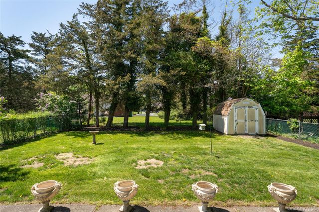 22 W End Avenue, East Quogue, NY 11942