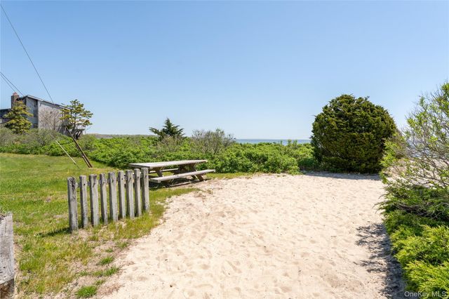 22 W End Avenue, East Quogue, NY 11942