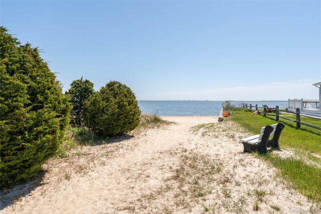 22 W End Avenue, East Quogue, NY 11942