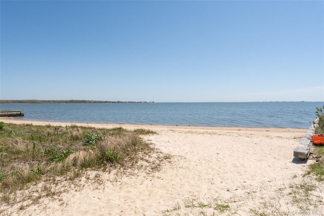 22 W End Avenue, East Quogue, NY 11942