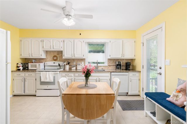 22 W End Avenue, East Quogue, NY 11942