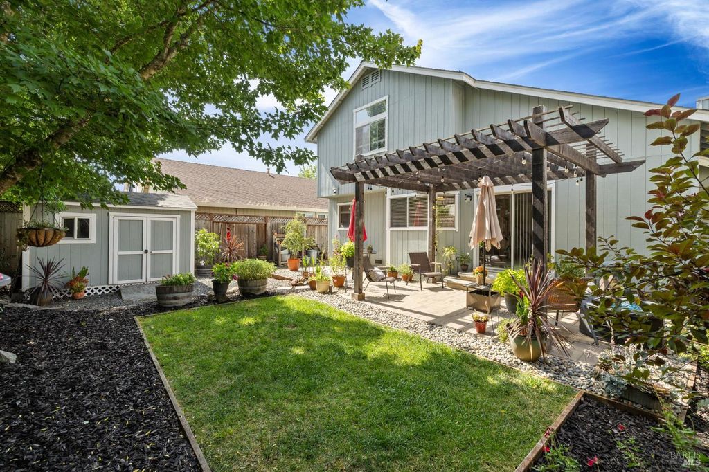 2344 Donahue Ave, Santa Rosa, CA 95401