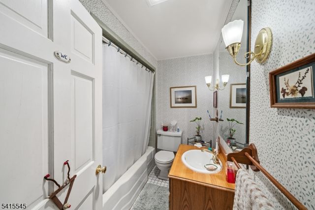 4 Emmet Roche Dr, Montville Twp., NJ 07005
