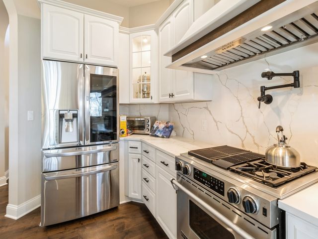 1885 Glen Oaks Drive, West Des Moines, IA 50266