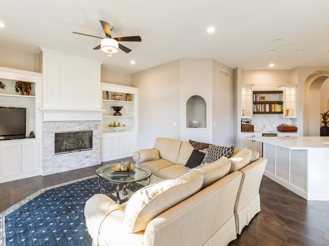 1885 Glen Oaks Drive, West Des Moines, IA 50266