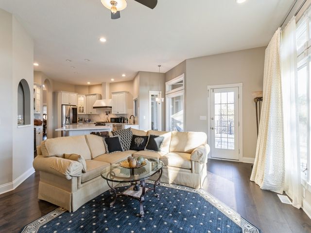 1885 Glen Oaks Drive, West Des Moines, IA 50266