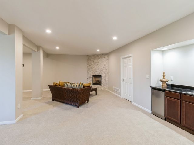 1885 Glen Oaks Drive, West Des Moines, IA 50266