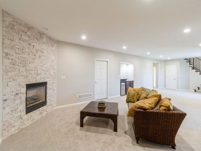 1885 Glen Oaks Drive, West Des Moines, IA 50266