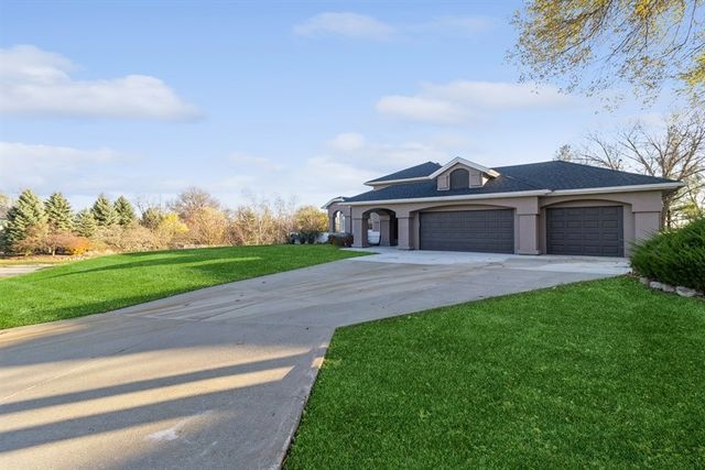 1885 Glen Oaks Drive, West Des Moines, IA 50266