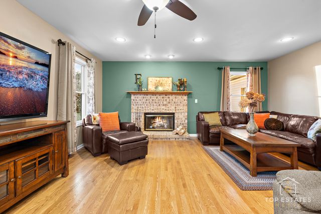 2303 Fox Bluff Lane, Spring Grove, IL 60081