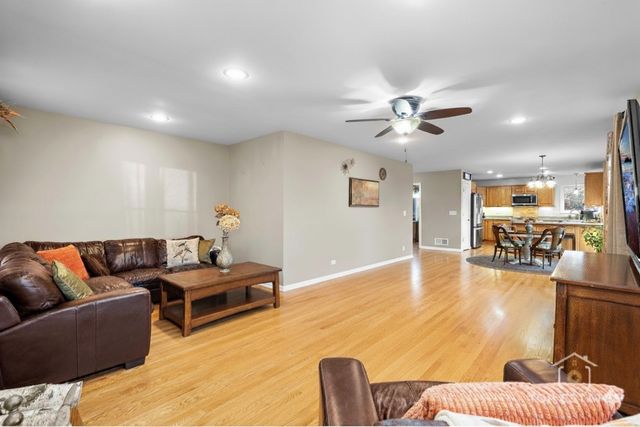 2303 Fox Bluff Lane, Spring Grove, IL 60081