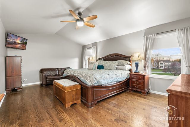 2303 Fox Bluff Lane, Spring Grove, IL 60081