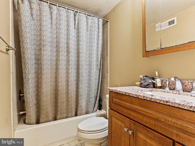 70 SANDYBROOK DR, Langhorne, PA 19047