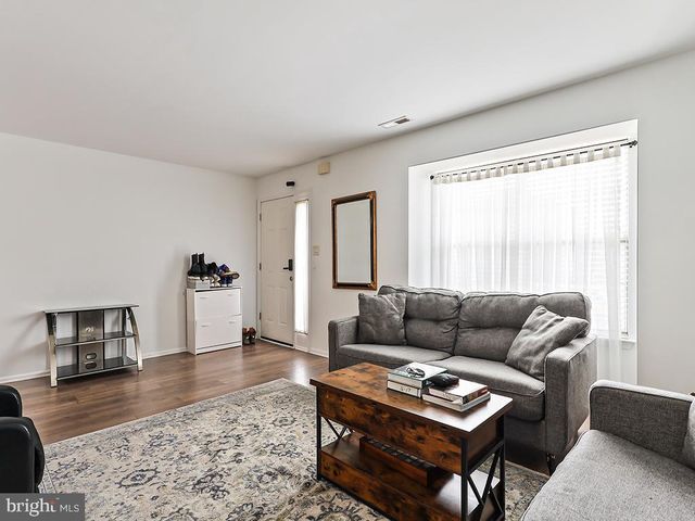 70 SANDYBROOK DR, Langhorne, PA 19047