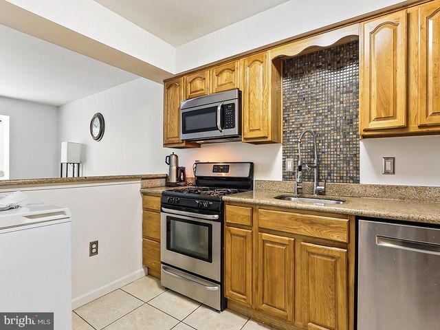 70 SANDYBROOK DR, Langhorne, PA 19047