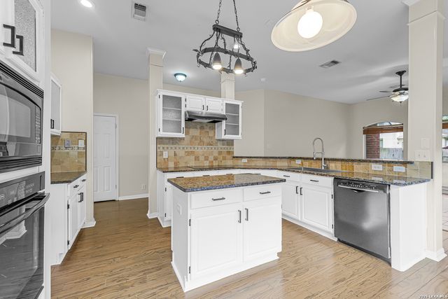 11 Bedford Oaks, San Antonio, TX 78254
