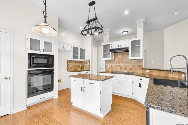 11 Bedford Oaks, San Antonio, TX 78254