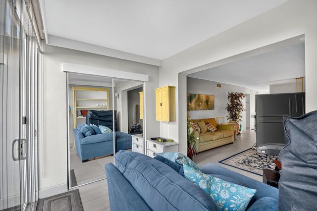 2400 NE 1st Lane 102, Boynton Beach, FL 33435