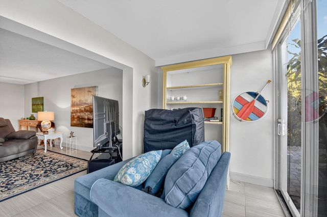 2400 NE 1st Lane 102, Boynton Beach, FL 33435