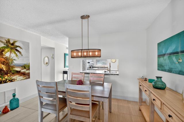 2400 NE 1st Lane 102, Boynton Beach, FL 33435