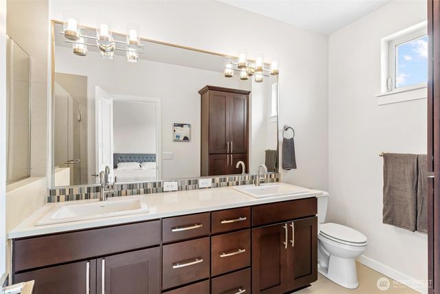 966 6th Avenue NE, Issaquah, WA 98029