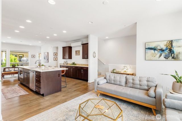 966 6th Avenue NE, Issaquah, WA 98029