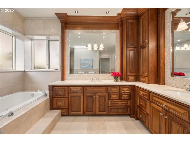 5815 Sw PATTON Rd, Portland, OR 97221