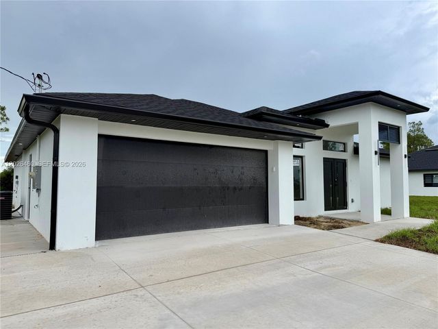 911 Cleveland Ave, Lehigh Acres, FL 33972