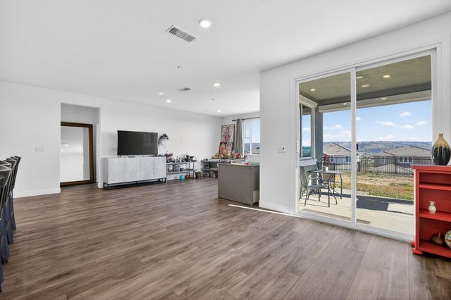 3382 Trumpet Vine Dr, Folsom, CA 95630