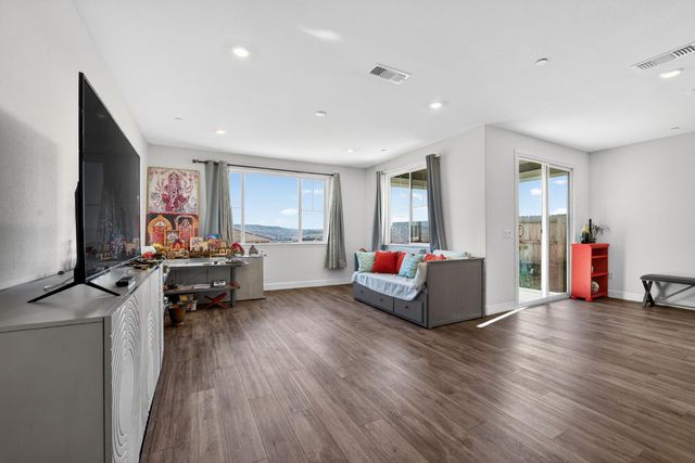 3382 Trumpet Vine Dr, Folsom, CA 95630