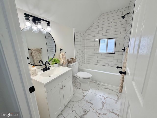 622 W BROAD ST, Gibbstown, NJ 08027