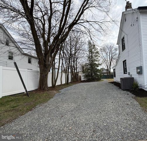 622 W BROAD ST, Gibbstown, NJ 08027