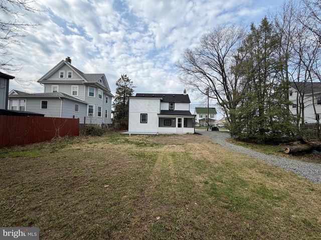 622 W BROAD ST, Gibbstown, NJ 08027