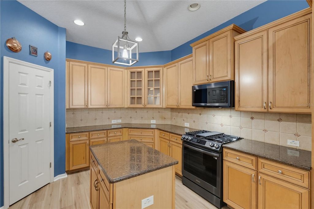 Image 28 of property listing at 11704 NEWBERRY GROVE LOOP, Riverview, FL 33579