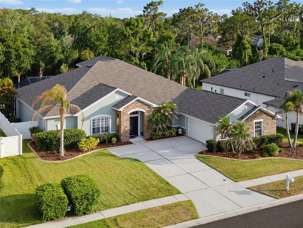 Image 4 of property listing at 11704 NEWBERRY GROVE LOOP, Riverview, FL 33579
