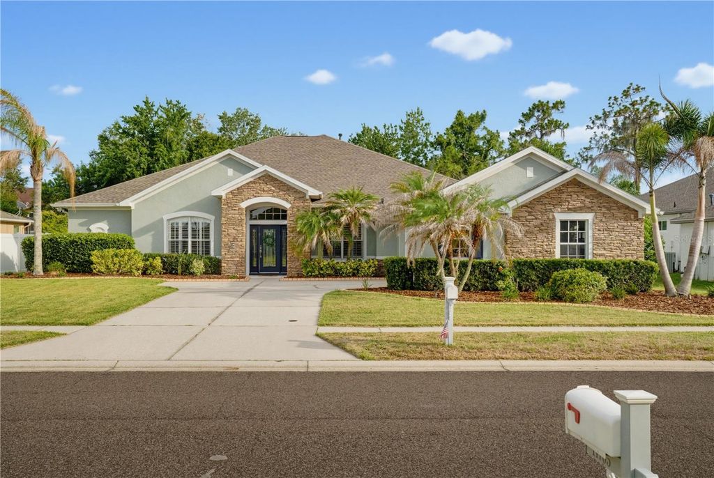 Image 5 of property listing at 11704 NEWBERRY GROVE LOOP, Riverview, FL 33579