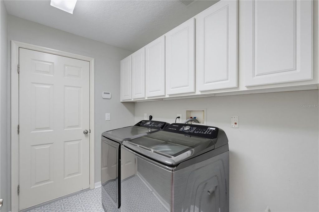 Image 54 of property listing at 11704 NEWBERRY GROVE LOOP, Riverview, FL 33579