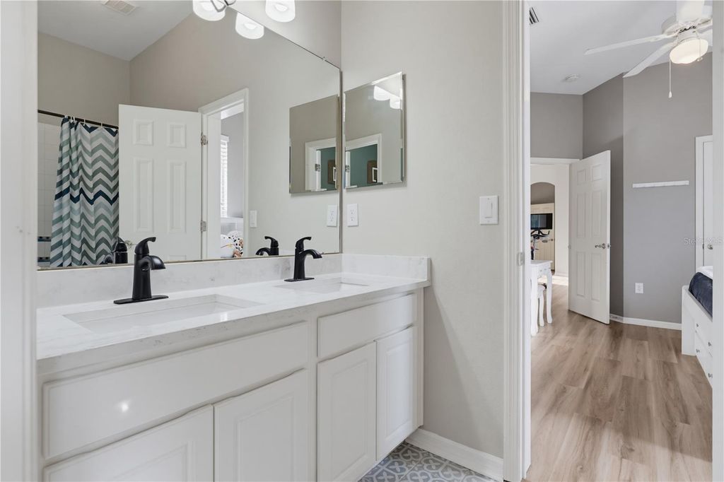 Image 58 of property listing at 11704 NEWBERRY GROVE LOOP, Riverview, FL 33579