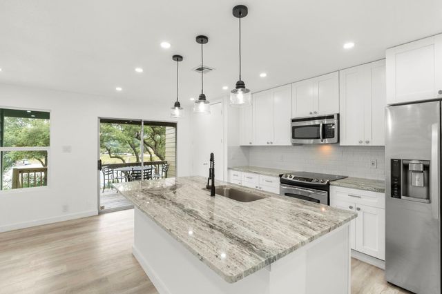 269 Venture BLVD S, Point Venture, TX 78645