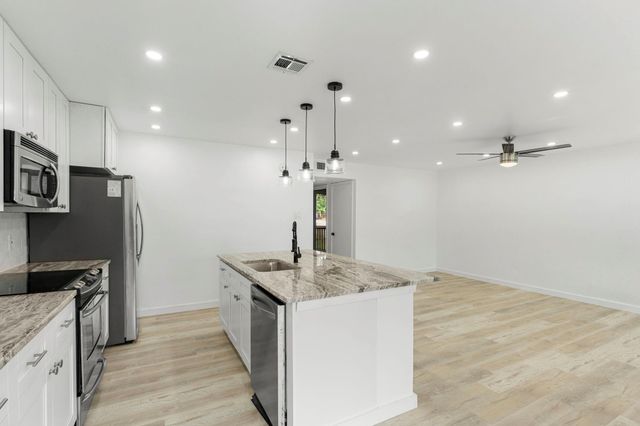 269 Venture BLVD S, Point Venture, TX 78645