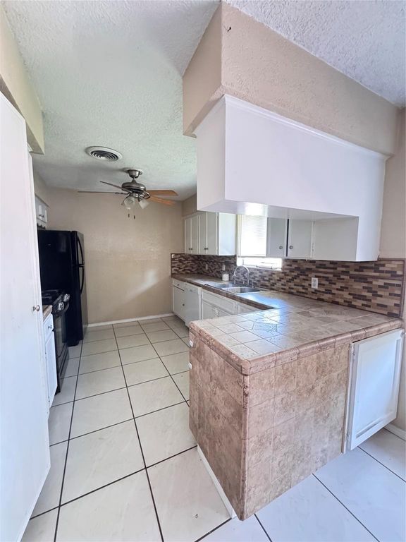 228 Meadowlawn Street, Shoreacres, TX 77571