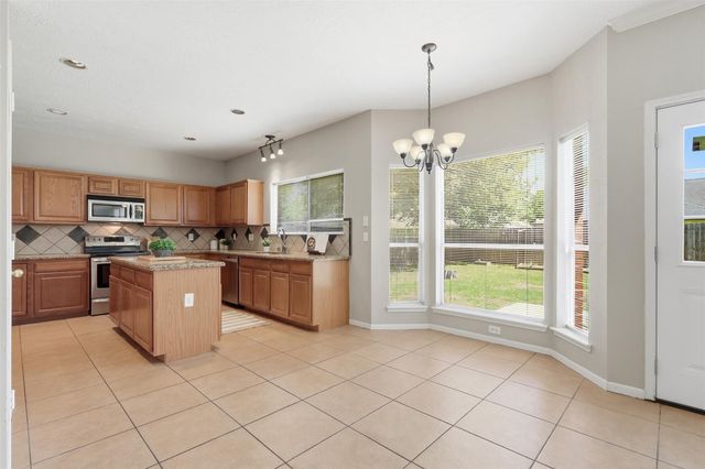 322 Welford Lane, Highlands, TX 77562