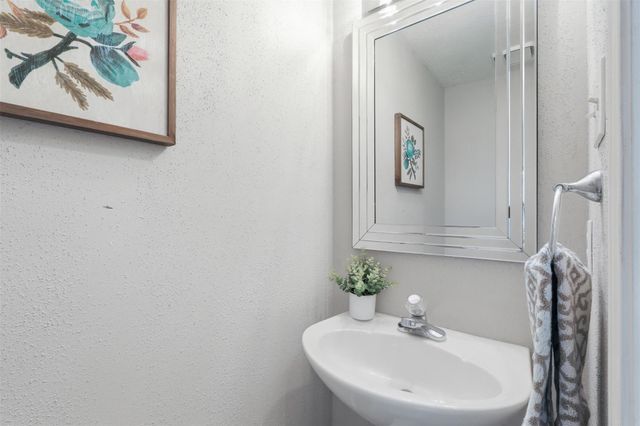 322 Welford Lane, Highlands, TX 77562