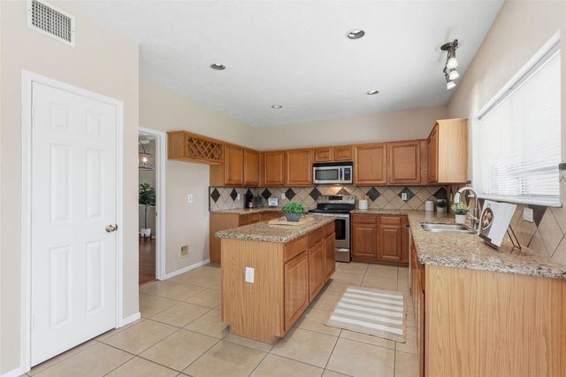 322 Welford Lane, Highlands, TX 77562