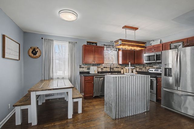 112 Valleywood Ct, Dickson, TN 37055