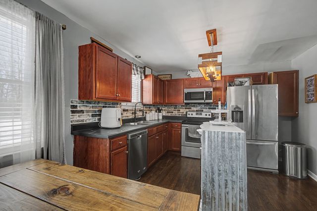 112 Valleywood Ct, Dickson, TN 37055